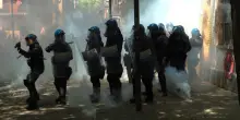 Torino, gli antagonisti sfondano il cancello di Askatasuna
