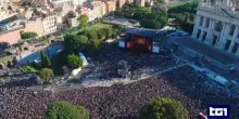 Concertone 45 cantanti sul palco per cantare, ognuno a modo proprio, il lavoro dignitoso