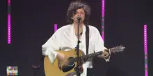 Concertone, Ermal Meta canta "Stella stellina" e cita Tina Anselmi