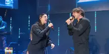 Concertone, Emma e Rkomi cantano "Vacci piano"