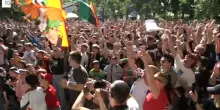 Le urla, i cori, la musica: la gioia dei tifosi per il ritorno del Venezia in serie A