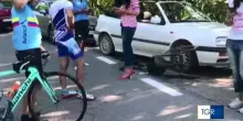 L'handbike di Alex Zanardi a terra sulla strada dell'incidente del 2020