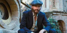 Tuttifrutti. Jovanotti, il tour in bicicletta e la raccolta di poesie. Audrey Hepburn inedita