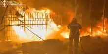 L'incendio dopo l'attacco russo che ha provocato morti nella regione di Odessa