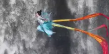 Cina, i turisti si trasformano in "fate volanti" davanti a una cascata nel Sichuan
