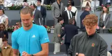 La rivincita di Zverev: batte sul tempo Sinner e gli fa la doccia con lo champagne