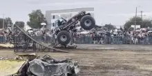 Monster truck fuori controllo si schianta sulla folla: almeno 3 morti e decine di feriti