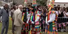 Carlo III alle Bermuda per la sua prima visita da Re: accolto da danzatori in costume