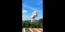 La colonna di fumo che si alza dopo l'esplosione della fabbrica di fuochi d'artificio