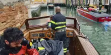 Tre giovani finiscono in acqua a Venezia, un ventenne &egrave; morto annegato