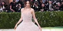 La snowboarder Eileen Gu indossa un vestito fatto di 15 mila bolle di vetro al Met Gala 2026