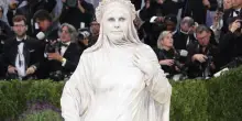 Heidi Klum statua vivente, Julianne Moore Madame X al Met Gala 2026