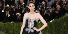 Met Gala, da Anne Hathaway "dea della pace" a Sabrina Carpenter bobina di celluloide