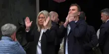 L'arrivo del feretro  di Alex Zanardi, il dolore composto della moglie e del figlio