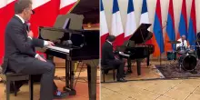 Macron canta Aznavour a Erevan, il premier armeno lo accompagna alla batteria