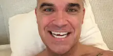 Robbie Williams si lava i denti e perde mezzo dente: "Sembravo Scemo e pi&ugrave; scemo"