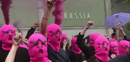 Ambasciatore Russia alla Biennale: "Italia bersaglio di brutali diktat Ue". Blitz delle Pussy Riot