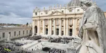 Il Papa: "La Chiesa deve denunciare il male e annunciare la pace"