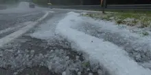 Grandine in Lombardia: grossi chicchi ricoprono le strade nel comasco