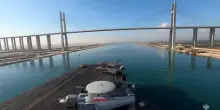 La Charles de Gaulle attraversa il Canale di Suez verso il Mar Rosso
