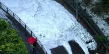 Grandine nel Varesotto, a Cislago le strade invase da fiumi di ghiaccio. Le immagini dal drone