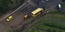 Maltempo, le strade invase dal fango scuolabus impantanato nel comasco. Le immagini dal drone