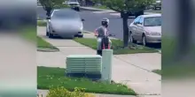 Sale con l&rsquo;auto sul marciapiede e insegue un ragazzo in mini moto: arrestata