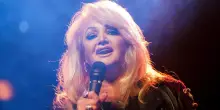 Bonnie Tyler operata d&rsquo;urgenza in Portogallo: come sta la cantante icona degli anni '80