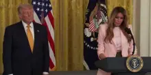 Melania elogia il marito, Trump gongola e la platea esplode in una risate