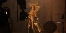 Tuttifrutti. Anne Hathaway popstar in "Mother Mary". Le interviste a Brian Eno e Marina Abramovic