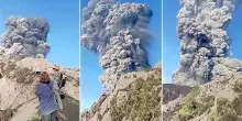 Indonesia, la fuga degli escursionisti durante l&rsquo;eruzione del vulcano Dukono