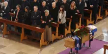 Addio a Beccalossi. Sciarpa e maglia dell'Inter sul feretro, in centinaia ai funerali