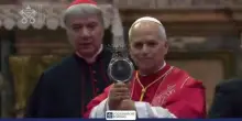 Papa Leone a Napoli: la benedizione con l'ampolla di San Gennaro e il bacio alla teca col suo sangue