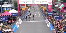 Giro d'Italia. L'arrivo in volata di Paul Magnier: &egrave; lui la prima maglia rosa