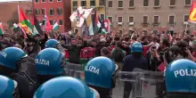 Biennale Venezia, tensione tra polizia e manifestanti contro padiglione Israele