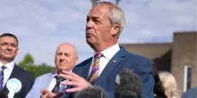 Polemica su 18enne ucciso nel Regno Unito, Farage evoca "razzismo contro i bianchi"