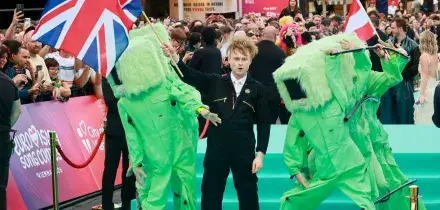 Eurovision, Vienna accende la festa: sfilata di star sul tappeto turchese tra glamour e proteste