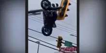 L'impatto violentissimo con un'auto: la moto finisce appesa al palo del semaforo
