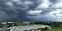 Temporali in transito nel Nordest: le nubi incombono scure sulla pianura padovana