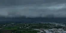 La "shelf cloud" incombe sui cieli del Veneto oscurando la pianura