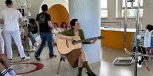Levante canta in ospedale: musica e sorrisi per i piccoli pazienti dell'ospedale Regina Margherita