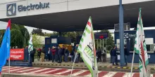 Electrolux riduce produzione di elettrodomestici e dimezza impiegati. Urso: "Esito del green deal"