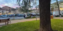 Prato, difende la collega dalle molestie di due aggressori: 23enne accoltellato al torace