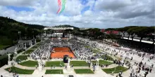 Sinner si gode le acrobazie delle Frecce Tricolori sopra il Foro Italico