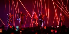 Eurovision, la Svezia punta su Felicia: volto coperto, fumo e tanto rosso