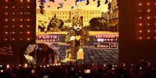 Eurovision, la Grecia con Akylas trasforma il palco in un videogioco psichedelico