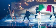 Il matrimonio pop di Sal Da Vinci: l'abito da sposa svela il tricolore poi i fuochi d&rsquo;artificio