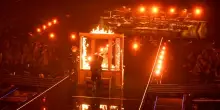 Eurovision, la Finlandia incendia il palco: l'assolo del violino nell'orchestra abbandonata