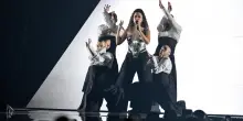 Eurovision, dalla Polonia Alicja sfida la gravit&agrave; su un gigantesco piano inclinato