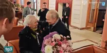 Operazione simpatia di Putin, con abbraccio alla vecchia maestra. Poi annuncia i nuovi Sarmat